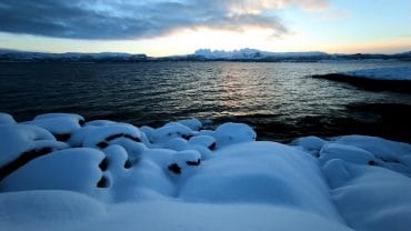 Bølger i vinter solnedgang