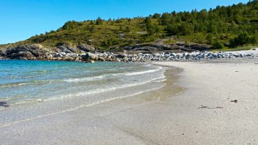 Bølger mot ei strand